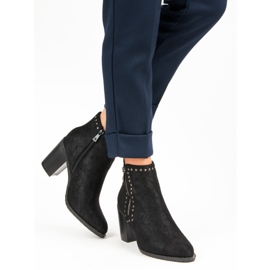 Kylie schwarze Beute auf einem Pfosten 1