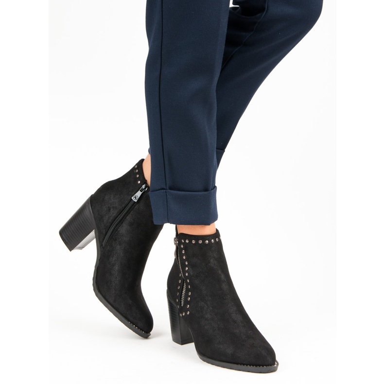 Kylie schwarze Beute auf einem Pfosten 1