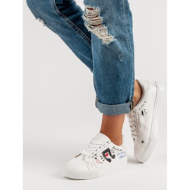 Stylische weiße Sneaker 1