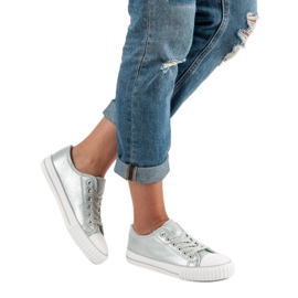 Silberne Turnschuhe grau 1