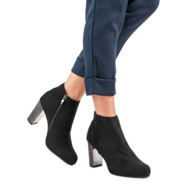 Elegante Stiefel auf einem Pfosten schwarz 1