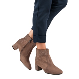 Stylische Wildlederstiefel braun 1