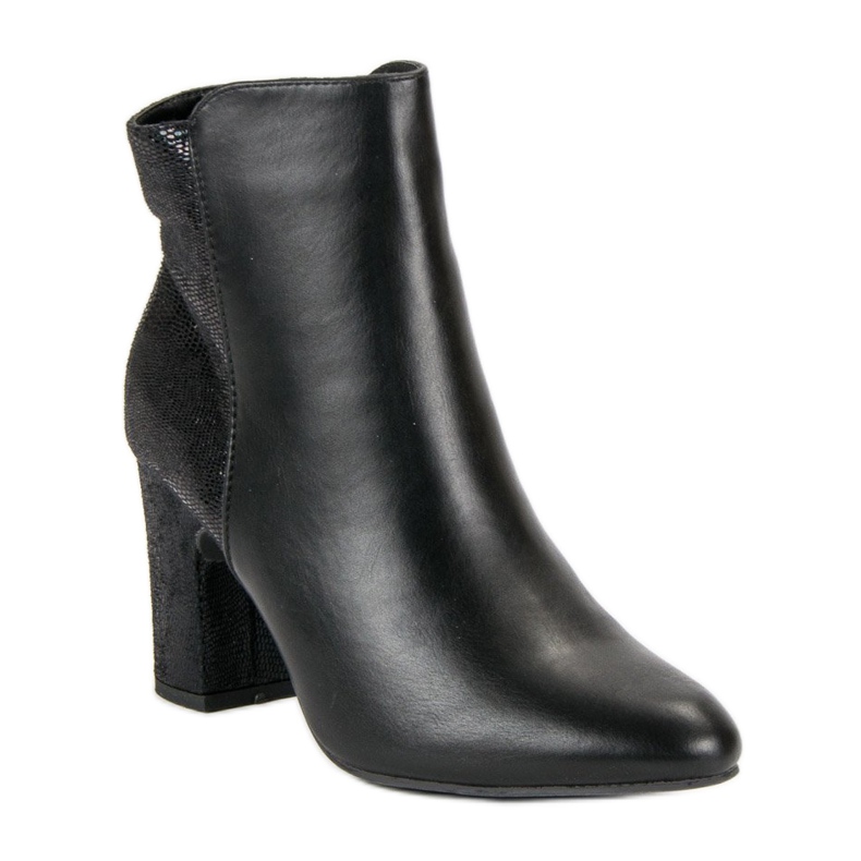 Kylie schwarze Beute auf einem Pfosten 2