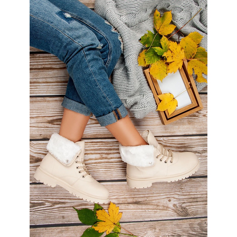 Beige Trapper mit Fell 1