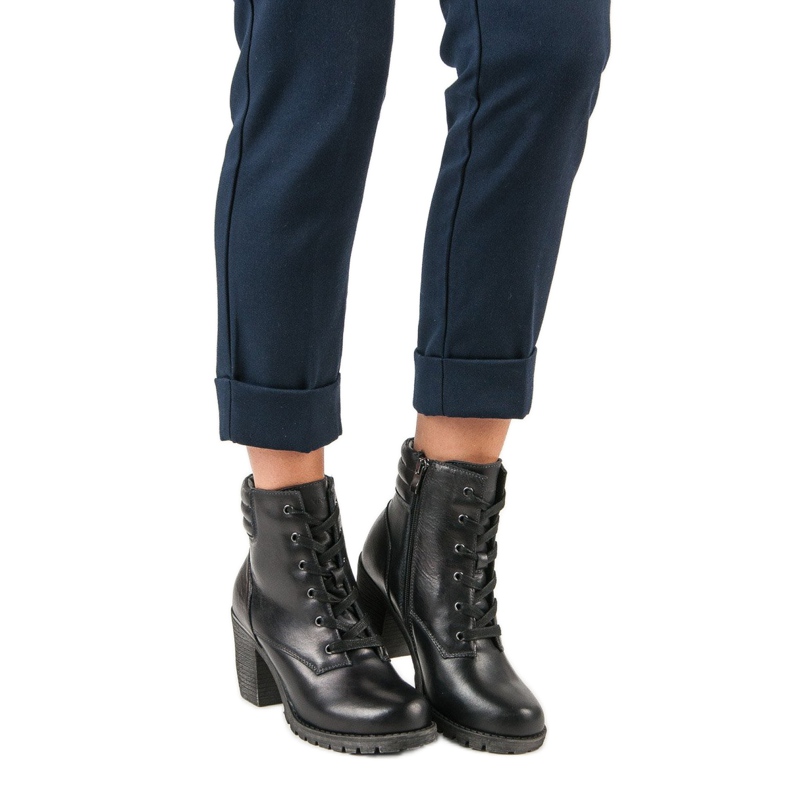 Schwarze Lederstiefeletten an einem Vinceza-Pfosten 1