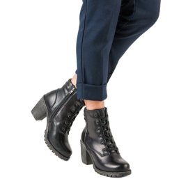 Schwarze Lederstiefeletten an einem Vinceza-Pfosten 2