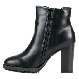 Kylie schwarze Beute auf einem Pfosten 1