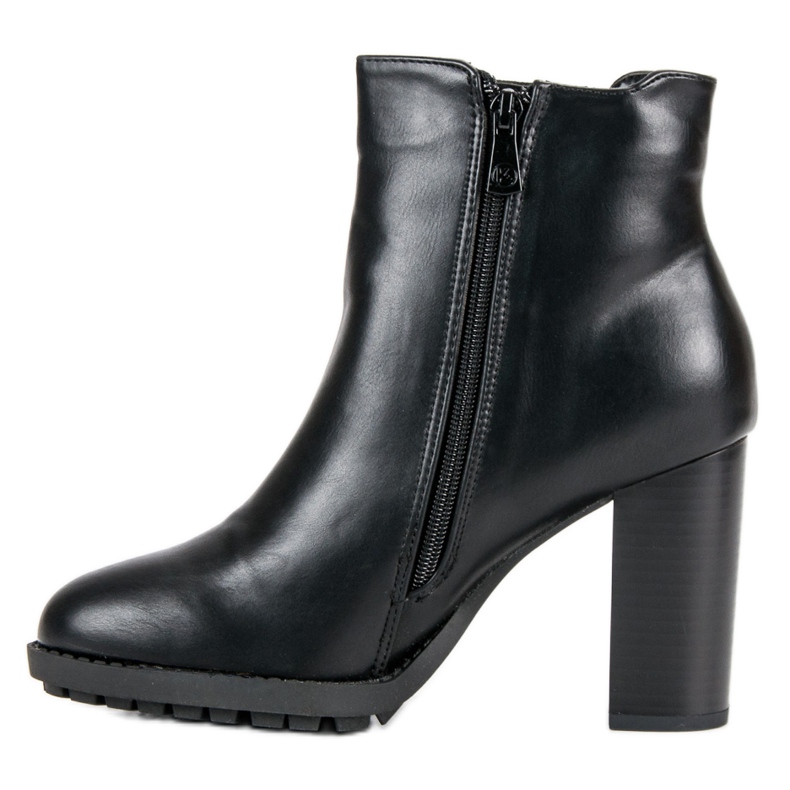 Kylie schwarze Beute auf einem Pfosten 1