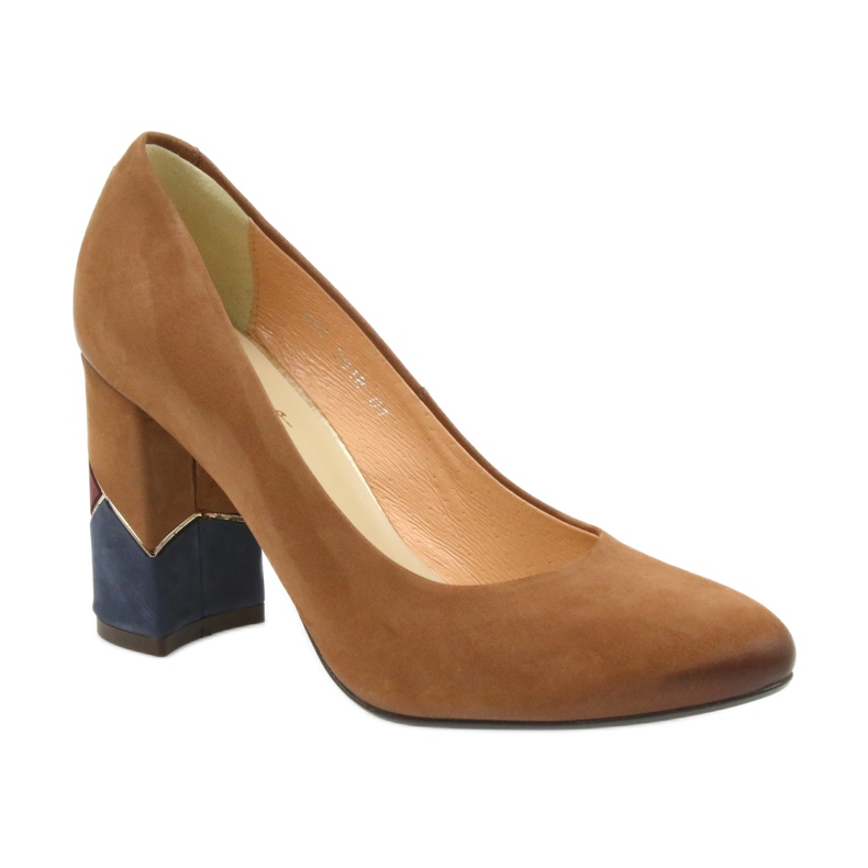 Espinto formelle Pumpen rote Pumpen auf einem dekorativen Pfosten braun 1