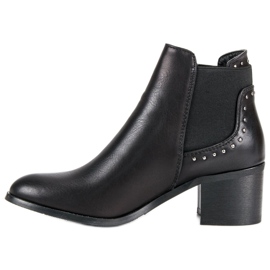 Stiefel auf einem Pfosten schwarz 1