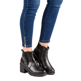 Schwarze Chelsea-Stiefel auf einer Bar 1