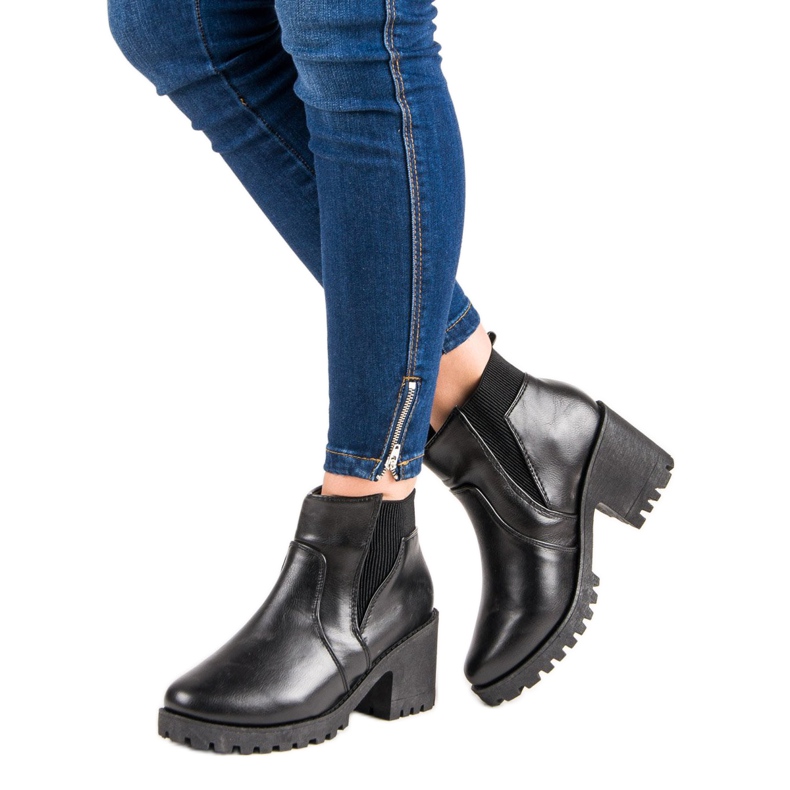 Schwarze Chelsea-Stiefel auf einer Bar 2