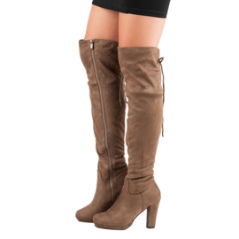 Wildleder-Musketiere auf einer Säule braun 1