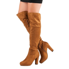 Wildlederstiefel auf einer Säule braun 2