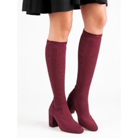 Durchbrochene Stiefel auf einem Pfosten rot 2