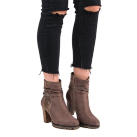 Super Mode Stylische Stiefel auf der Post braun 1