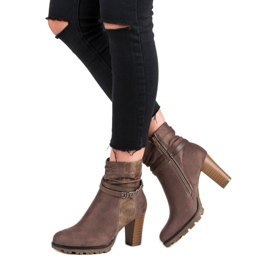 Super Mode Stylische Stiefel auf der Post braun 2