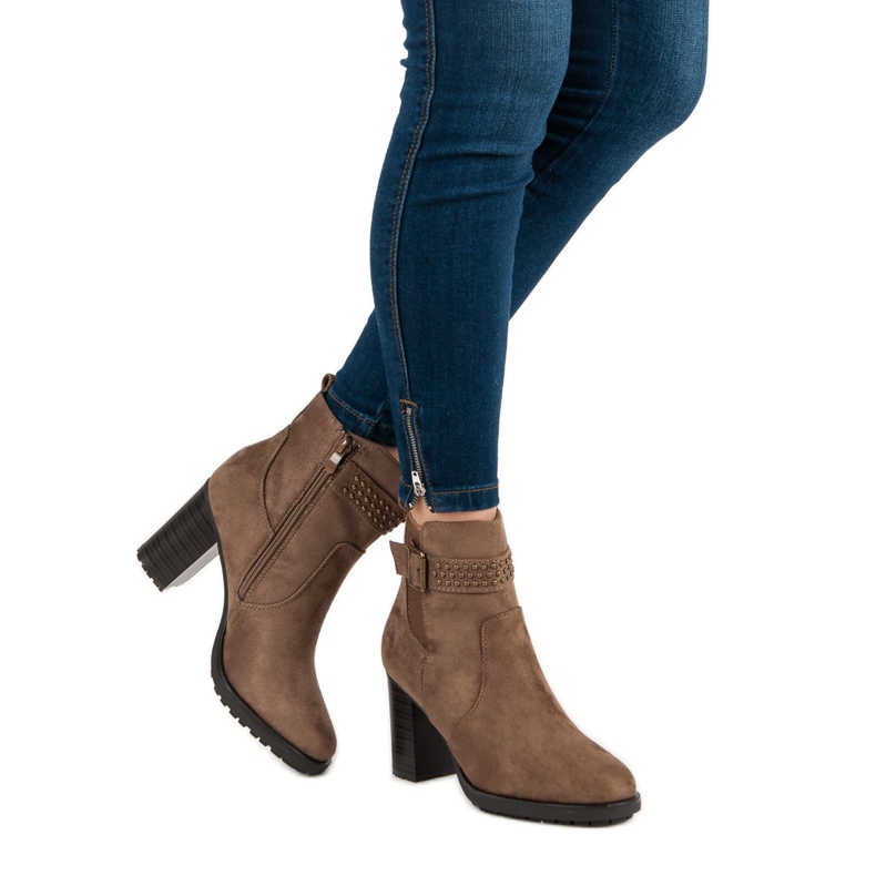 Super Me Wildleder Booties auf einer Bar braun 1
