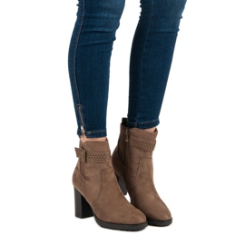 Super Me Wildleder Booties auf einer Bar braun 2