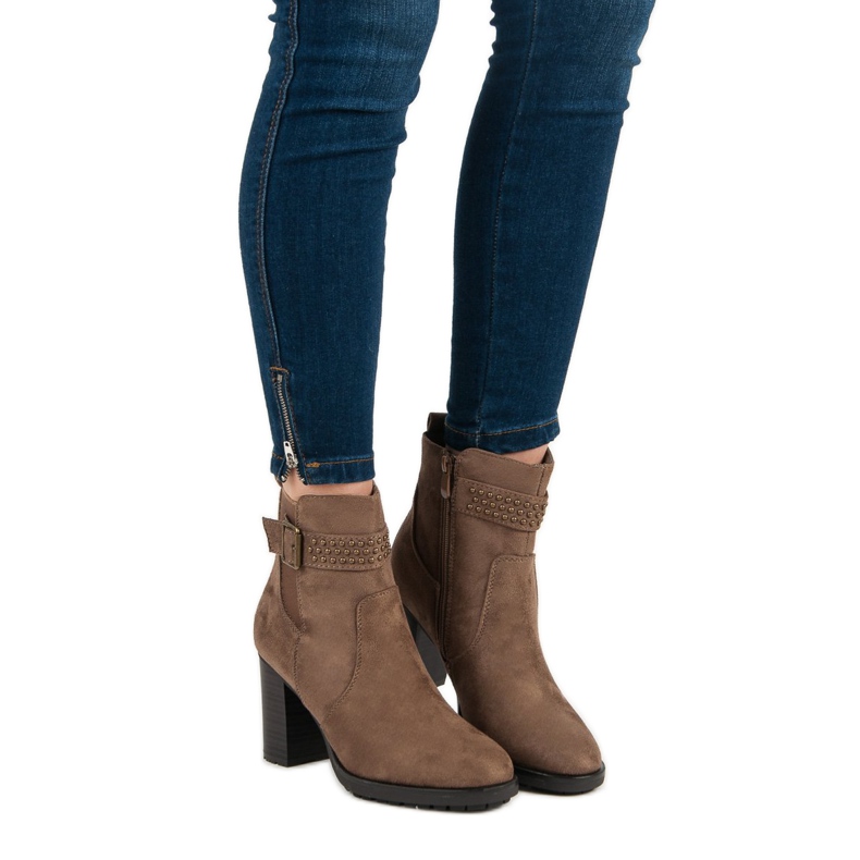 Super Me Wildleder Booties auf einer Bar braun 2
