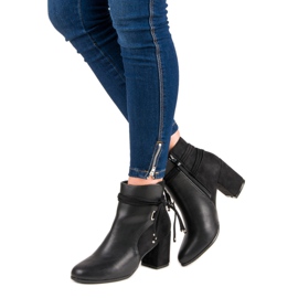 Nio Nio schwarze Beute auf einem Pfosten 2