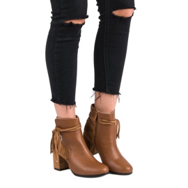 Nio Nio Kamelstiefeletten auf einem Pfosten braun 1