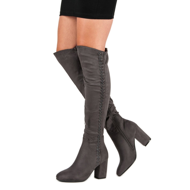 Queentina Overknee-Stiefel am Pfosten grau 1