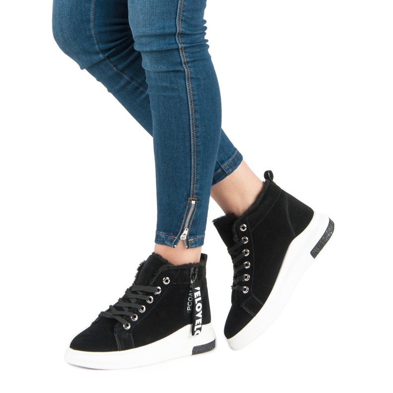 Warme schwarze Turnschuhe 1