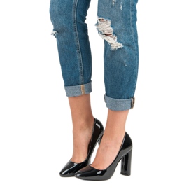 Lackierte Pumps auf einer Säule schwarz 1