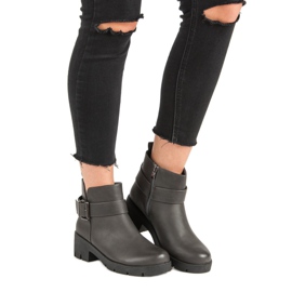 Kayla Graue Arbeiter auf der Plattform 1