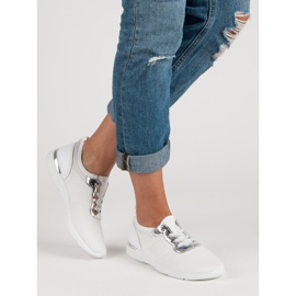 Weiße Sportschuhe 2