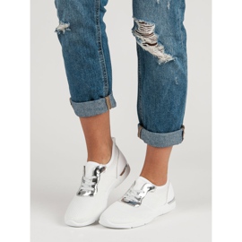 Weiße Sportschuhe 1