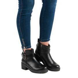 Kayla Schwarze Arbeiter auf der Plattform 1