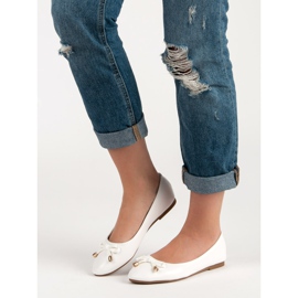 Weiße Ballerina mit Schleife 1