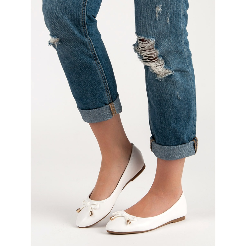 Weiße Ballerina mit Schleife 1