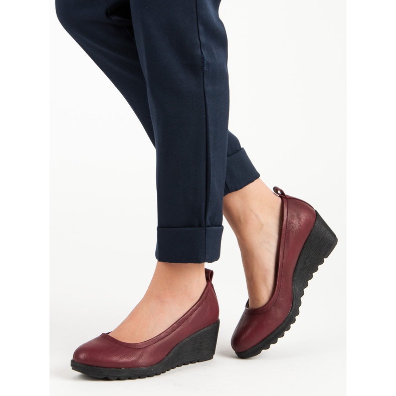 J. Star Rote Pumps auf einem Keil 1