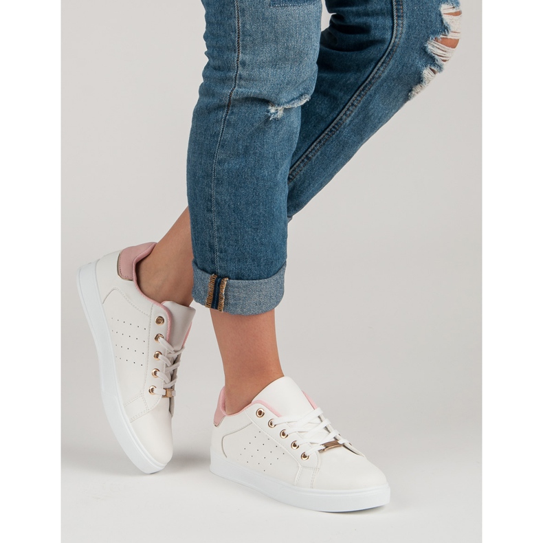 Weiße Sportschuhe 1