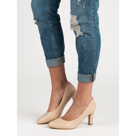 Pumpen an der VINCEZA-Säule braun 1