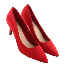 Pumps auf einem roten 539 Red Stiletto 1