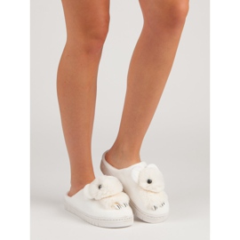 Bequeme Hausschuhe weiß 1