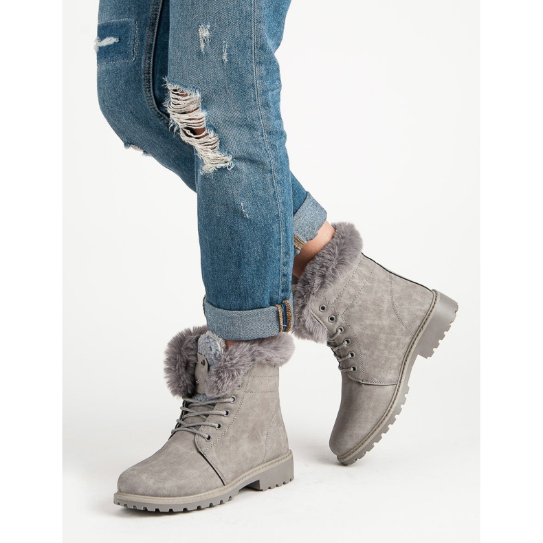 Hellgraue Trapper mit Fell 2