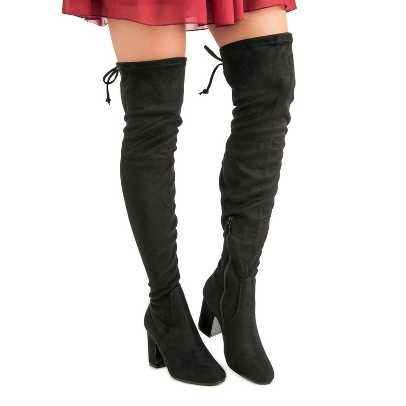 Super Me Schwarze oberschenkelhohe Stiefel an einem Pfosten 1