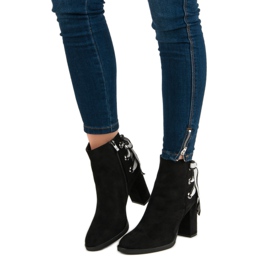 Ideal Shoes Modische Stiefel auf der Post schwarz 1