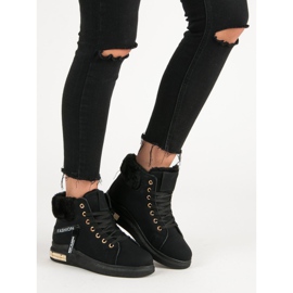 Isolierte hohe Sneaker schwarz 2