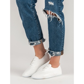 Weiße Turnschuhe mit Schnürung 2