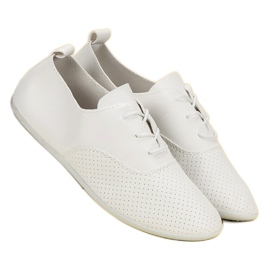 Weiße Turnschuhe mit Schnürung 1