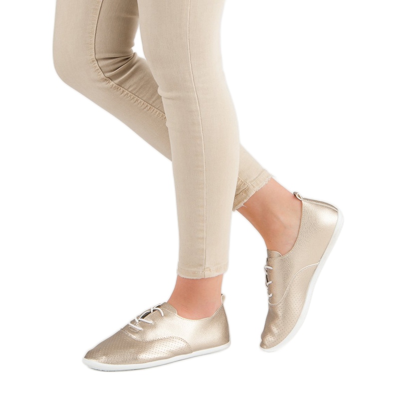 Goldene geknotete Sneakers 2