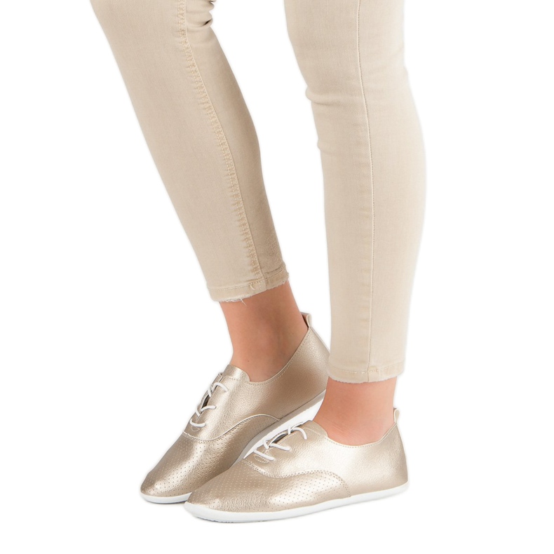 Goldene geknotete Sneakers 1