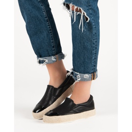 Modische schwarze Turnschuhe 1