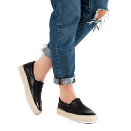 Modische schwarze Turnschuhe 2